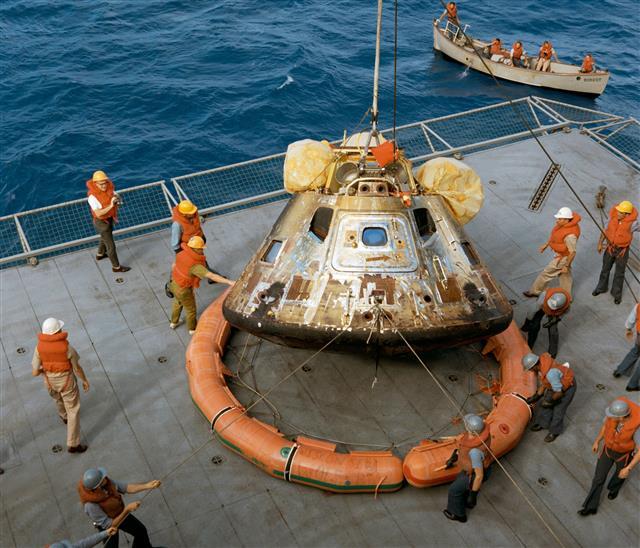 7월 24일 태평양에 떨어진 아폴로 11호가 미 해군 항공모함 ‘호넷’에 실리는 모습.NASA 제공