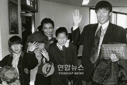 서독에서 활약하던 차범근 선수가 영주귀국하기 위해 1989년 11월 10일 가족과 함께 김포공항을 통해 입국하고 있다. [연합뉴스 자료사진]