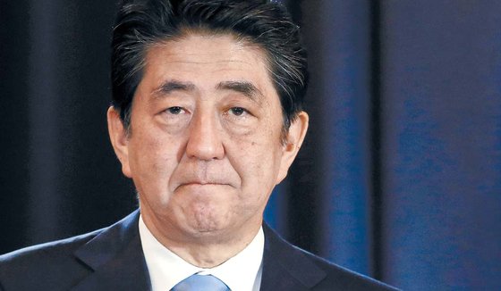 사학 스캔들은 아베 신조 일본 총리의 가장 큰 약점으로 꼽힌다. [AP=연합뉴스]