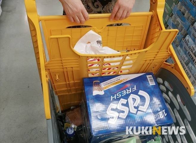 서울의 한 이마트에서 국산 맥주 '카스'를 카트에 담은 손님.