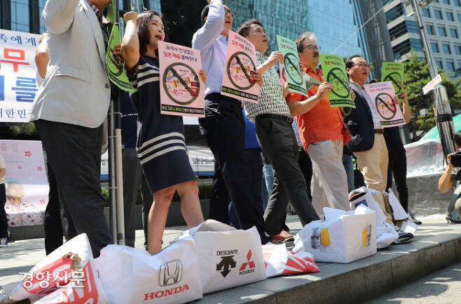 중소상인과 자영업자들이 7월 5일 서울 종로구 옛 주한 일본대사관 앞에서 일본 제품 불매운동을 선언하고 있다. 김영민 기자