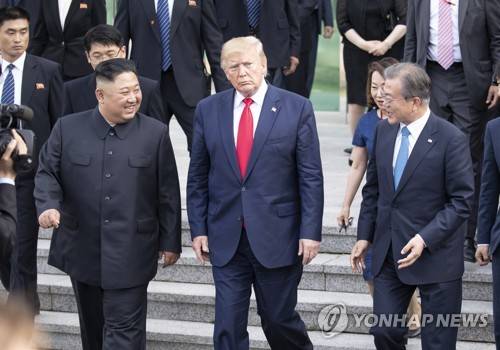 함께 나오는 남북미 정상 함께 나오는 남북미 정상 (판문점=연합뉴스) 배재만 기자 = 문재인 대통령과 북한 김정은 국무위원장, 도널드 트럼프 미국 대통령이 30일 오후 판문점 남측 자유의 집을 나서며 얘기를 나누고 있다. 2019.6.30 scoop@yna.co.kr