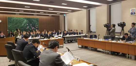 지난해 10월 일본 도쿄 한국대사관에서 진행된 국정감사에서는 위안부 합의 문제와 관련해 C 경제공사의 실명이 거론됐다. [사진 윤설영 특파원]