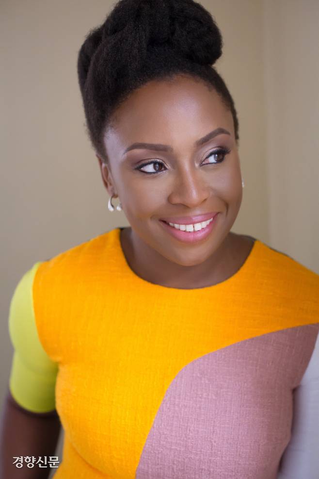 나이지리아의 페미니스트 소설가 치마만다 응고지 아디치에와 지난 5일 전화로 인터뷰를 했다. 세계적 유명 작가가 된 아디치에지만 첫 소설 출간까지 수많은 거절을 당해야했다. 그는 주어진 환경을 거부하고 새롭게 도전하는 여성 캐릭터를 등장시킨 소설로 호응을 얻었다. “인간은 한 가지 모습이 아니다. 강한 여성은 때로 취약하고, 허약한 사람도 종종 강해진다. 여성은 복잡하고 동시에 많은 모습을 하고 있다”고 말했다. ⓒWani Olatunde