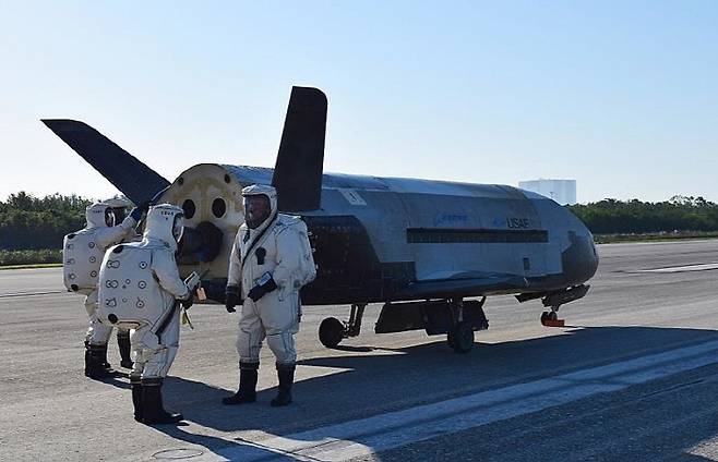 2017년 미국 케네디우주센터에 서 있는 X-37B. 미국항공우주국(NASA)이 운영하던 왕복선과 닮았지만 덩치는 훨씬 작다. X-37B는 승무원이 탑승하지 않는 무인기다. 미국 공군 제공