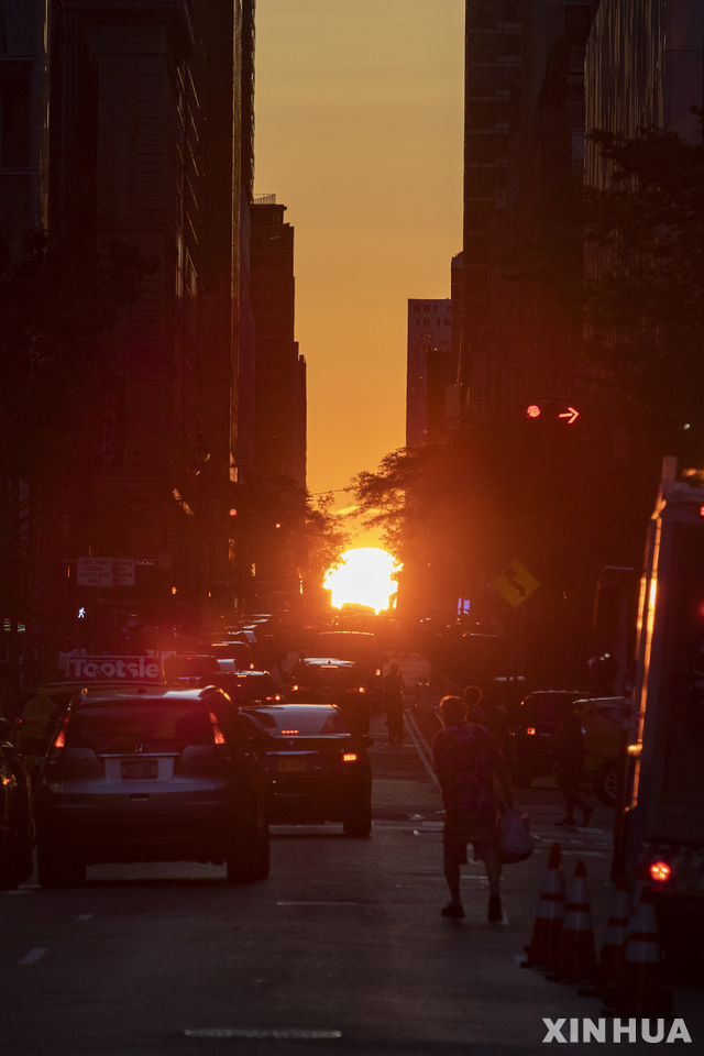 【뉴욕=신화/뉴시스】 정전이 발생한 뉴욕 맨해튼 중심가의 13일 해지기 직전 거리의 모습.