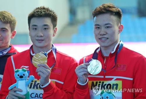 금메달 주인공 차오위·셰쓰이 (광주=연합뉴스) 김준범 기자 = 13일 광주 남부대 시립국제수영장에서 열린 2019 광주세계수영선수권대회 다이빙 남자 3m 싱크로나이즈드 스프링보드 결승에서 금메달을 따낸 중국 차오위안과 셰쓰이가 기념사진을 찍고 있다. 2019.7.13 psykims@yna.co.kr