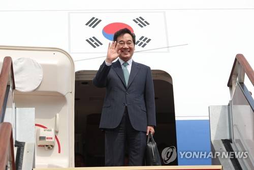 4개국 순방 출발하며 손 흔드는 이낙연 총리 (성남=연합뉴스) 김승두 기자 = 이낙연 국무총리가 오는 21일까지 방글라데시·타지키스탄·키르기스스탄·카타르 등 4개국을 공식 방문하기 위해 13일 경기도 성남 서울공항에서 대통령 전용기에 올라 손을 들어 인사하고 있다. 이번 순방에는 한-방글라데시 의원친선협회장인 자유한국당 김기선 의원과 한-타지키스탄 의원친선협회 이사인 더불어민주당 금태섭 의원, 한-키르기스스탄 의원친선협회 부회장인 바른미래당 채이배 의원과 한-중동 의원친선협회 회원인 이용호 의원이 특별수행원으로 동행한다. 2019.7.13 kimsdoo@yna.co.kr
