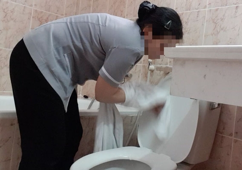 수건으로 변기 닦는 베트남 호텔 청소부 [뚜오이째 캡처]