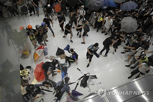 난투극 벌이는 홍콩 시위대와 경찰 (홍콩 AP=연합뉴스) 14일 홍콩 사틴 지역의 한 쇼핑몰 안에서 경찰이 시위대와 난투극을 벌이고 있다. 이날 홍콩에서는 10만 명이 넘는 시민이 참여한 '범죄인 인도 법안'(송환법안) 반대 시위가 열렸으며 경찰의 시위대 해산 과정에서 격렬한 충돌이 빚어졌다. leekm@yna.co.kr