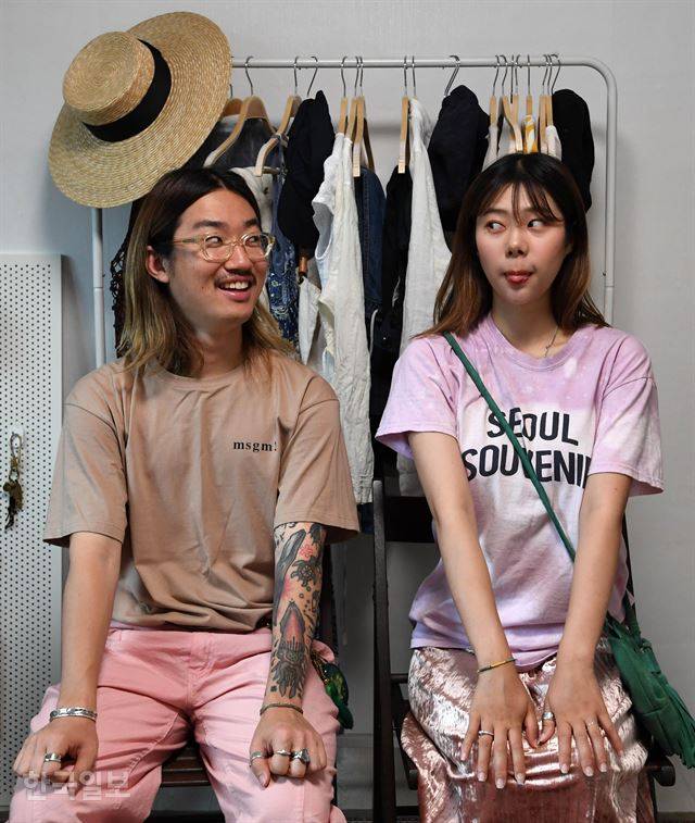 평소 ‘시밀러룩’ 즐겨 입는 커플 박영준(왼쪽)씨와 심민씨. 분홍색으로 색깔을 통일하되 소재로 변주를 줬다. 서재훈 기자