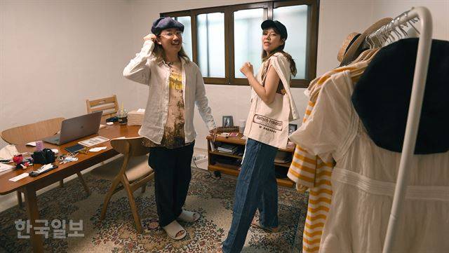 작업실에서 시밀러룩을 코디해보고 있는 박영준씨와 심민씨. 서재훈 기자