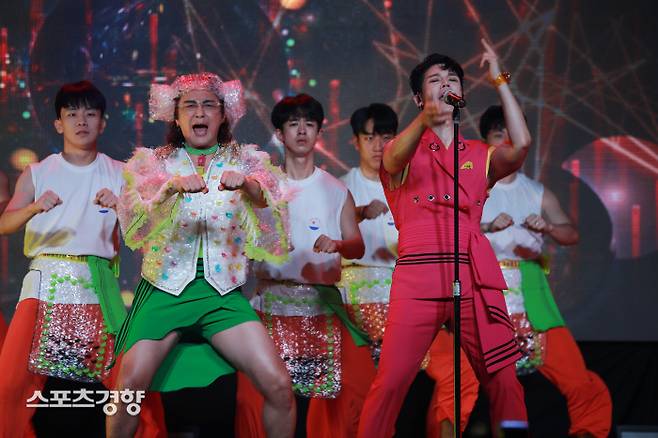 그룹 노라조가 17일 오후 서울 홍대 무브홀에서 열린 신곡 ‘샤워’ 쇼케이스에서 열창하고 있다. 사진 마루기획