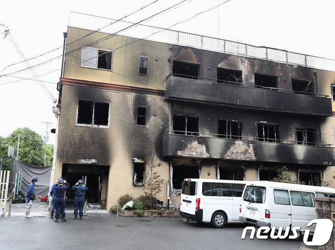 지난 18일 방화로 불에 타버린 일본 교토애니메이션 건물. © AFP=뉴스1