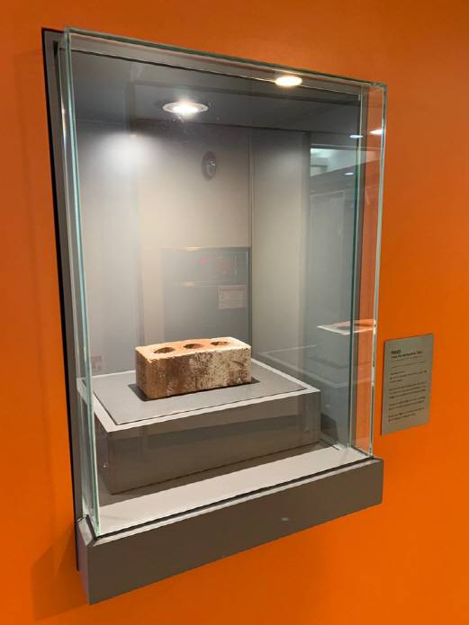 중고나라 본사에 전시돼 있는 빨간벽돌. 작품명은 ‘적벽대전’.(사진=중고나라)