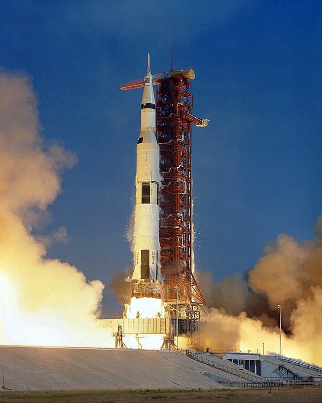 【서울=뉴시스】 아폴로11호 우주선을 탑재한 새턴 V 로켓이 1969년 7월 16일 플로리다주 케이프 캐너버럴에 있는 케네디 우주센터에서 달을 향해 발사되고 있다. 아폴로 우주선은 나흘 뒤인 20일 달표면에 도착, 닐 암스트롱 비행사가 인류최초로 달 표면에 발을 내디뎠다. <사진출처:위키피디아> 2019. 07.10