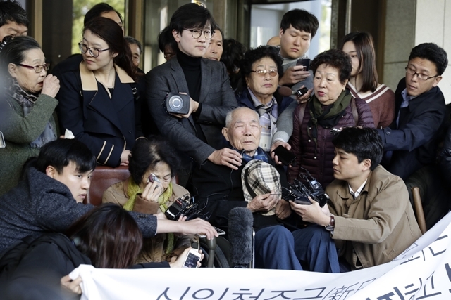 지난해 10월30일 서울 서초구 대법원 앞에서 강제징용 피해자 이춘식(94)씨가 13년8개월 만의 승소 판결 소감을 말하고 있다. 한겨레 김명진 기자