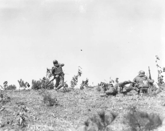 6ㆍ25 전쟁 당시 전투에 나선 병사가 능선 반대편 적을 향해 수류탄을 던지고 있다. [사진 국방부]