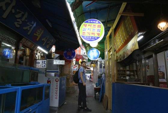 충무로 인현시장 골목 어귀. 어둑하고 좁은 골목길에 점포 100여 개가 다닥다닥 모여 있다. 손민호 기자