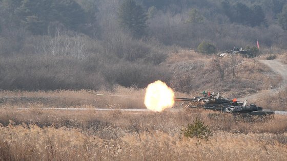 13일 제3기갑여단 혹한기 훈련에서 K1E1 전차가 전차탄을 쏘고 있다. [영상캡처=왕준열 기자]