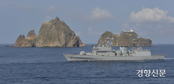 해군 기동부대가 독도 앞에서 기동훈련을 실시하고 있다. 해군 제공