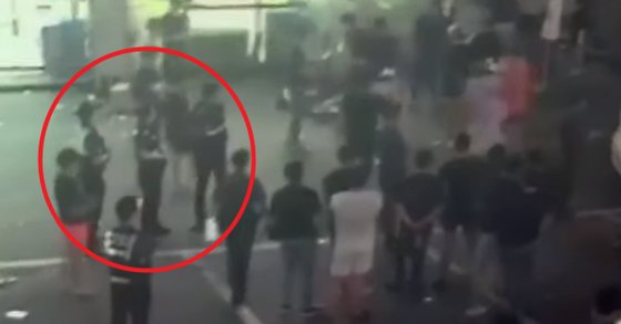 사건 현장 인근에 있던 CCTV 영상. 여성이 남성들에게 끌려다니며 폭행 당하는데도 경찰이 시민들과 함께 지켜만 보는 모습이 찍혔다. [채널A]