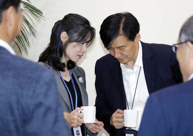 조국 민정수석(오른쪽)과 김외숙 인사수석이 15일 오후 청와대에서 수석보좌관 회의 전 대화하고 있다. 연합뉴스
