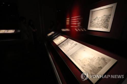 화가의 시선, 조선시대 실경산수화 (서울=연합뉴스) 류효림 기자 = 22일 오후 서울 용산구 국립중앙박물관 특별전시실에서 열린 '우리 강산을 그리다' 화가의 시선, 조선시대 실경산수화 전시 언론공개회에서 참석자들이 전시물을 살펴보고 있다. 2019.7.22 ryousanta@yna.co.kr
