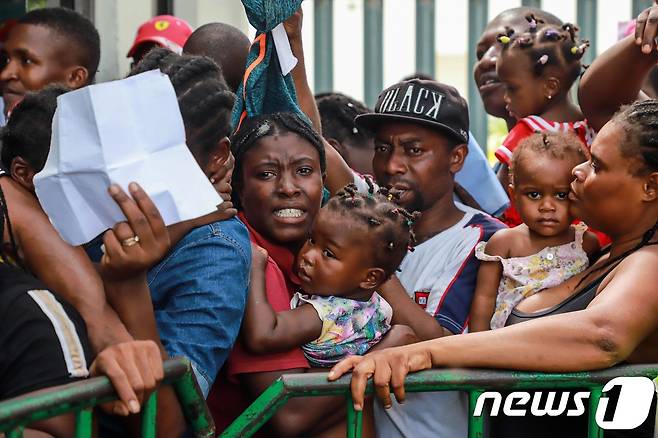미-멕시코 국경지대에 모여든 아이티 출신 이민자.(자료사진) © AFP=뉴스1