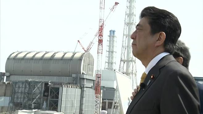 지난 4월 양복차림으로 후쿠시마 제 1원전을 찾은 아베 총리 모습. 사진 출처 = YTN