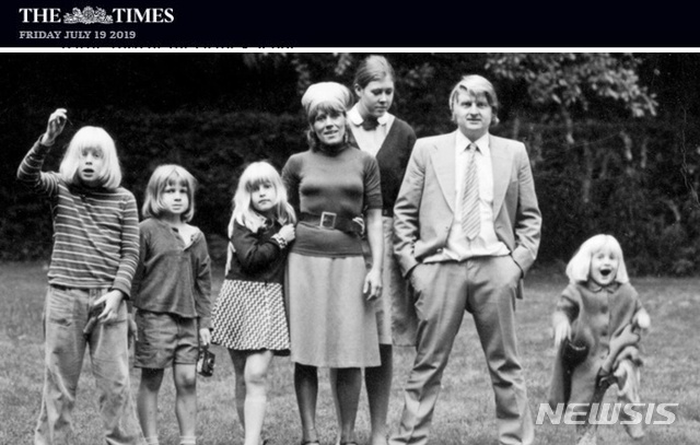 【서울=뉴시스】 보리스 존슨(왼쪽) 총리의 유년기 모습. 3남 1녀 중 장남이었던 그는 친구가 별로 없는 조용한 어린 시절을 보낸 것으로 알려졌다. (사진=더타임스 캡처)