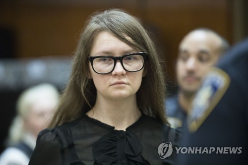 지난 4월 법정에 선 애나 소로킨(28) [AP=연합뉴스 자료사진]