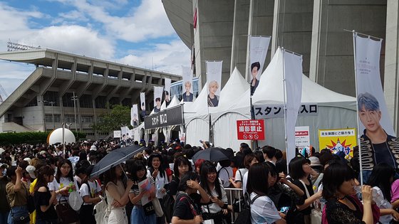 BTS 일본 스타디움 투어 중 첫날 공연이 펼쳐진 지난 6일 일본 오사카'얀마 스타디움 나가이' 앞에서 일본팬들이 입장을 기다리고 있다. [연합뉴스]