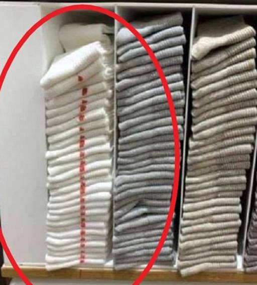 립스틱으로 훼손된 유니클로 매장 진열상품. 온라인 커뮤니티 캡처