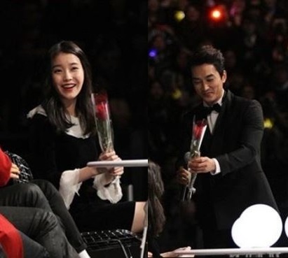 2014년 ‘엠넷 아시안 뮤직 어워즈(Mnet Asian Music Awards)’에서 아이유에게 장미꽃을 전달하는 송승헌. 사진=CJ E&M