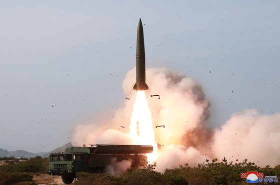 북한 조선중앙통신이 5월 보도한 사진에 등장한 무기. '북한판 이스칸데르'로 불리는 지대지 탄도미사일이란 관측이 제기되고 있다. [연합뉴스]