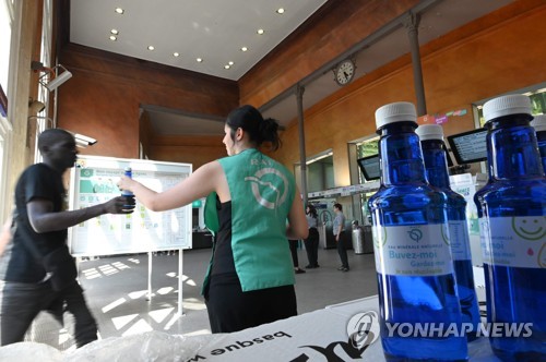 23일 파리 대중교통 이용객들에게 물을 나눠주는 교통 당국 직원 [AFP=연합뉴스]