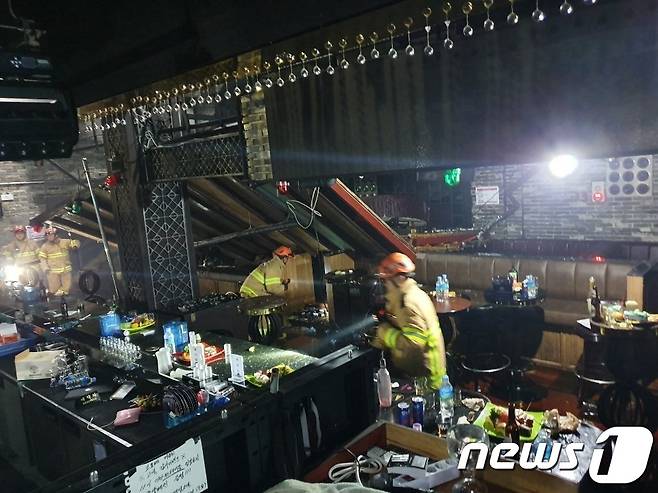 27일 오전 2시39분 복층 구조물이 붕괴된 광주 서구 치평동의 한 클럽 모습.(독자제공) 2019.7.27/뉴스1 © News1 전원 기자
