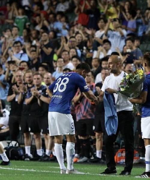 김동진(왼쪽)이 24일 홍콩스타디움에서 열린 은퇴경기에서 펩 과르디올라 맨체스터시티 감독의 축하를 받고 있다.제공 | 디제이매니지먼트