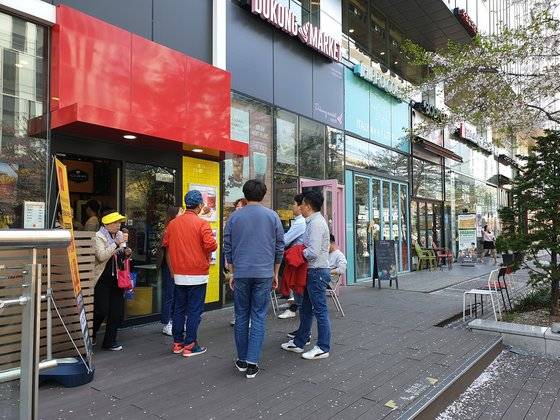 판교 길거리의 직장인들. IT기업의 복장은 자유롭다. 김정민 기자