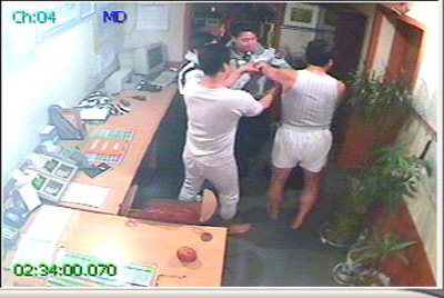 2008년 2월 17일 새벽 2시 신고를 받고 출동한 렌터카 내 CCTV 화면. 상하의를 탈의한 사장 윤모씨가 경찰과 실랑이를 벌이는 장면이 찍혀 있다.
