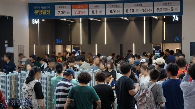 역세권에 공급된 공공분양으로 관심을 모은 '광주역 자연&자이' 모델하우스. (자료 GS건설)