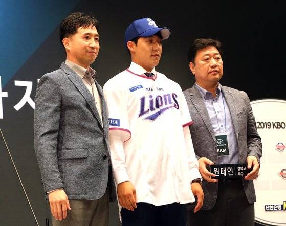 1차지명에서 삼성에 선택된 원태인(가운데)