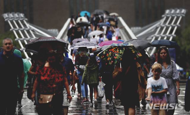 【런던=AP/뉴시스】26일(현지시간) 비가 내리는 영국 런던 밀레니엄 다리의 모습. 2019.07.30.