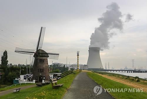 네덜란드 국경 인근에 있는 벨기에 원전 모습 [EPA=연합뉴스 자료사진]