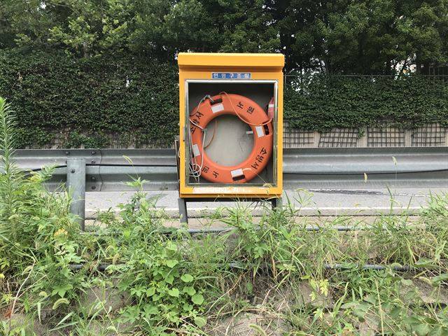 지난달 23일 노원구 중랑천에 설치된 인명구조함의 문이 파손된 채 속이 훤히 보이고 있다. 이 보관함에는 구명조끼가 없다.