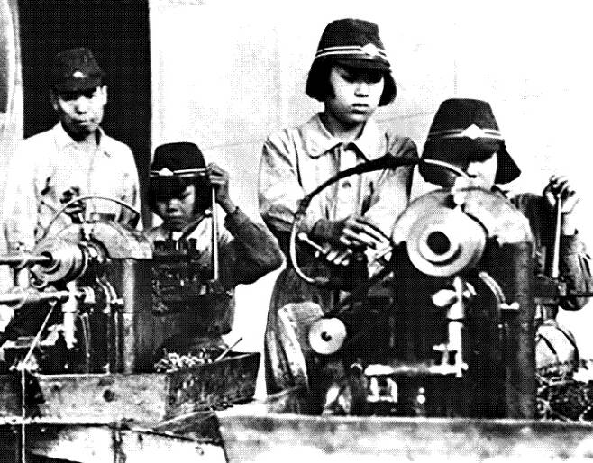 항공기 제조 공장에 동원된 학도근로대의 조선인 소녀들.  <아시아태평양전쟁에 동원된 조선의 아이들> 수록 사진