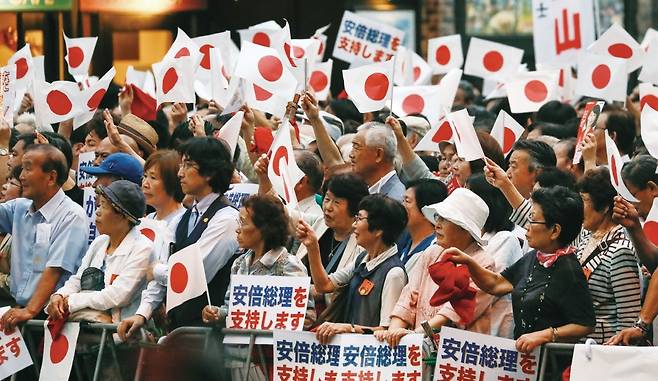 7월20일 일본 도쿄 아키하바라에서 열린 참의원 선거 최종 유세장에서는 젊은 층을 찾아보기 어려웠다. &copy; EPA 연합