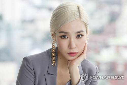 티파니 영, 소녀시대에서 솔로 가수로 (서울=연합뉴스) 강민지 기자 = 소녀시대 멤버이자 솔로 가수 티파니 영이 청담동 한 호텔에서 연합뉴스와 인터뷰에 앞서 포즈를 취하고 있다. 그는 2일 새 싱글 '마그네틱 문'(Magnetic Moon)을 내고 3일 광진구 예스24라이브홀에서 3년 만의 국내 콘서트 '오픈 하츠 이브'(OPEN HEARTS EVE)를 펼친다. 2019.8.2 mjkang@yna.co.kr