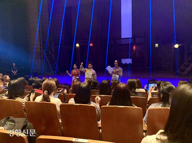 지난 1일 뮤지컬 <스웨그에이지: 외쳐, 조선!> 싱얼롱 데이의 막이 오르기 전 관객들이 ‘싱얼롱 안내원’들과 함께 주요 곡을 예습하고 있다.